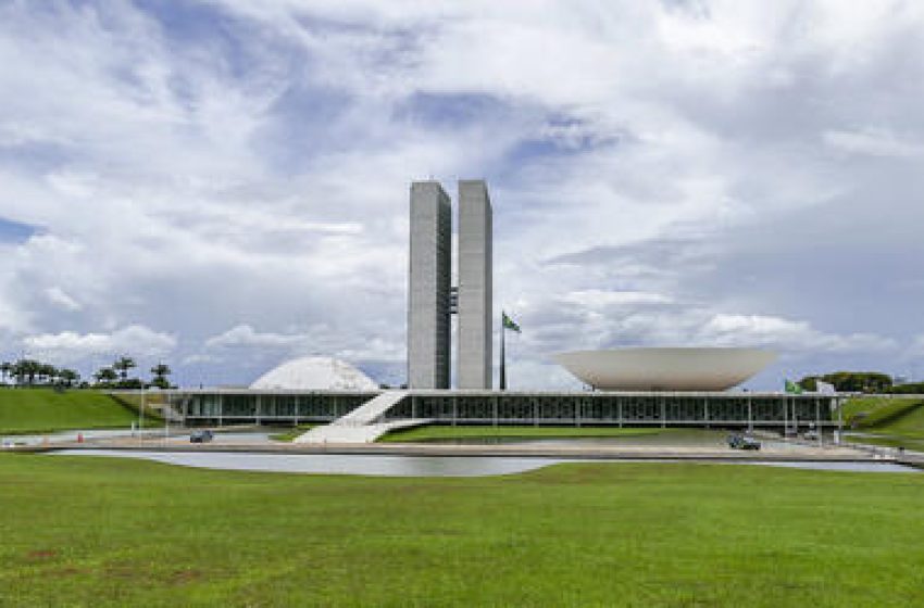 Derrubada de vetos e decretos marcam semana encurtada no Congresso