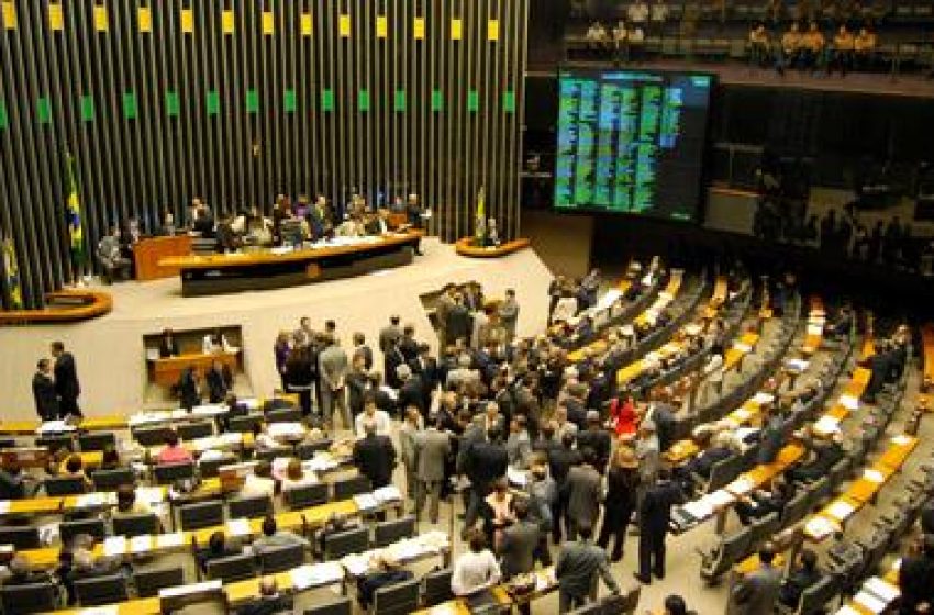  Congresso inicia semana com debates sobre anistia, reforma administrativa e tarifaço