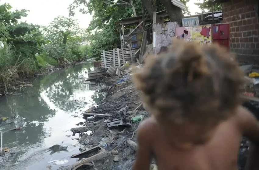 Falta de saneamento leva mais de 100 mil crianças à internação em 2024